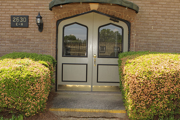 2630EH_RightBushes_CantOpenDoor